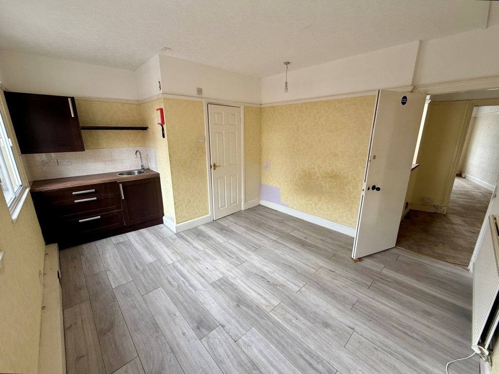 Lot: 45 - COMMERCIAL INVESTMENT WITH PLANNING FOR CONVERSION OF UPPER PARTS - Second Floor - Bedroom six